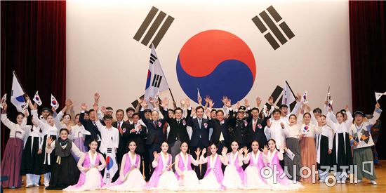 제98주년 3ㆍ1절 기념식 행사가 1일 오전 도청 김대중강당에서 열린 가운데 이낙연 전남지사, 장만채 전남교육감, 김명관 광복회 목포유족회장, 김갑제 광복회 광주전남연합지부장, 기관ㆍ사회단체장 등 참석자들이 도립국악단 ’모란이 피기까지’ 기념공연을 관람한 뒤 기념촬영을 하고 있다. 사진제공=전남도