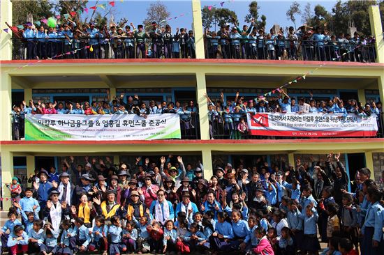 밀레, 네팔 9번째 엄홍길 휴먼스쿨에 2500만원 상당 책가방 후원  