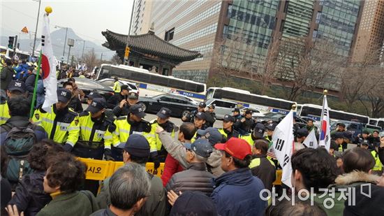 [3·1절 촛불집회]"경찰 향해 욕설까지"…과격해진 탄핵반대 집회