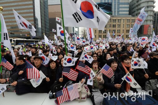 3·1절인 1일 서울 세종대로 사거리에서 열린 박근혜 대통령 탄핵을 반대하는 15차 태극기집회에서 참가자들이 태극기와 성조기를 흔들며 탄핵 기각을 촉구하고 있다. (사진= 문호남 수습기자)