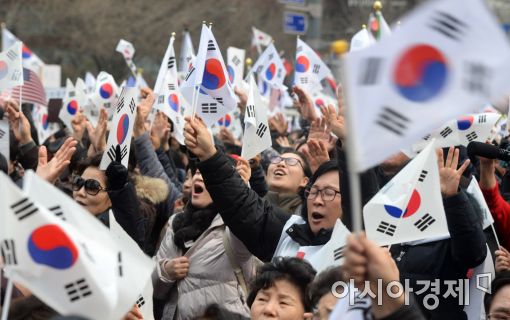 [3·1절 촛불집회]청와대 행진 나선 '탄핵반대' 집회 500만명 '역대최대' 주장