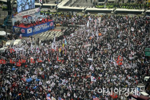 [3·1절 촛불집회]"경찰 향해 욕설까지"…과격해진 탄핵반대 집회