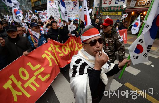 3·1절인 1일 서울 세종대로 사거리에서 열린 박근혜 대통령 탄핵을 반대하는 15차 태극기집회에서 참가자들이 탄핵 기각을 외치며 청와대 방면으로 행진하고 있다. (사진= 문호남 수습기자)