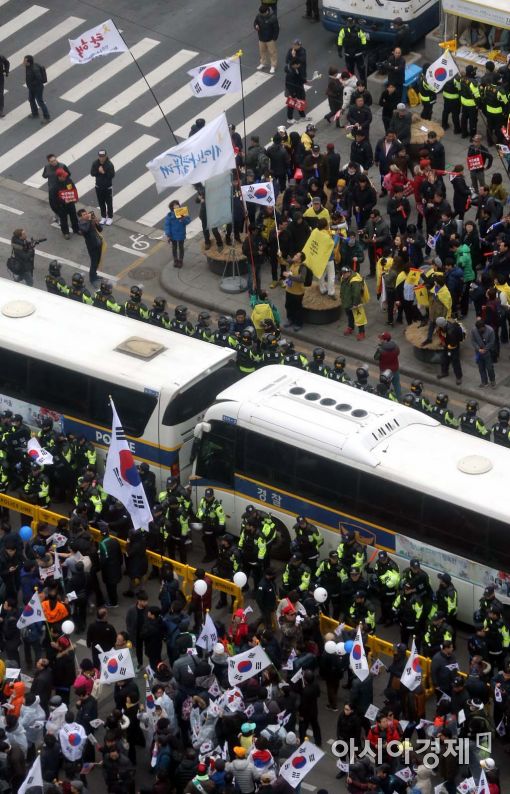 [포토]양쪽으로 갈린 태극기 