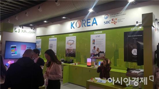 중소기업청과 중소기업진흥공단은 MWC에서 한국관을 열었다.