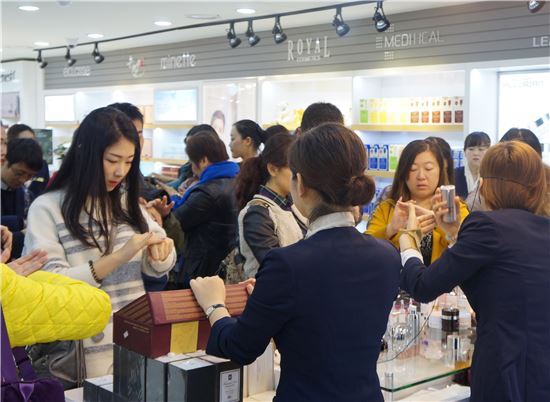 중국 관광객들이 시내 한 매장에서 한국산 화장품을 고르고 있다.<자료사진>