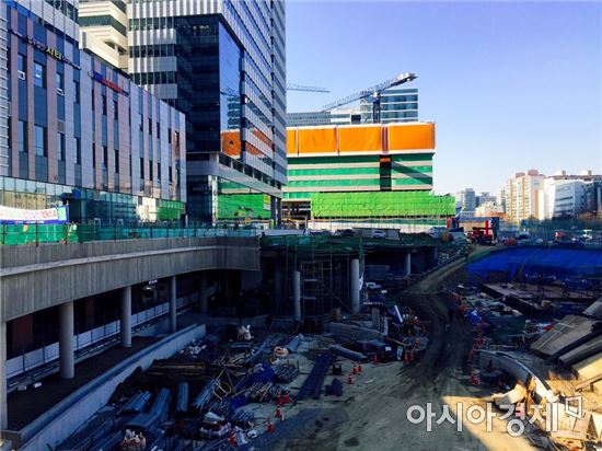 ▲ 문정역과 이어지는 문정컬쳐밸리는 막바지 공사가 한창 진행되고 있다. 컬쳐밸리는 내년 1월 완공 예정이다. 