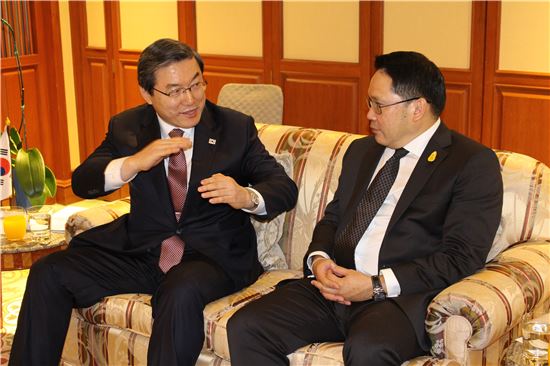 주영섭 중기청장(왼쪽)과 우타마 사바나야나 태국 산업부 장관이 1일 방콕에서 양국간 중소중견기업 협력방안을 논의하고 있다. 