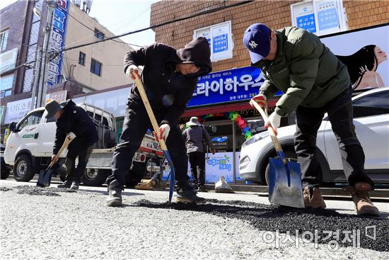 [포토]포트홀 복구 작업하는 북구청 직원들