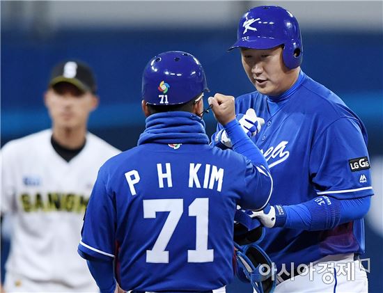 [포토]이대호, '2루타로 선취 타점 올렸어요'