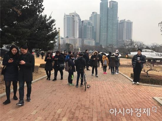 [단독]아, 포켓몬苦…서울 공원들 '스몸비'로 몸살 