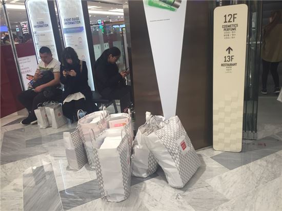 2일 롯데면세점 소공점에 중국인 관광객이 구입한 상품으로 가득찬 쇼핑백이 무더기로 놓여있다.