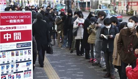 3일 오전 일본 도쿄 가전 판매점 주변에 닌텐도 스위치를 사려는 사람들이 줄을 서 있다. (사진=AP연합)