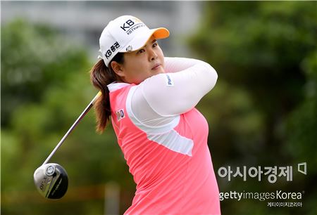 박인비가 HSBC위민스챔피언스 둘째날 5번홀에서 티 샷을 하고 있다. 싱가포르=Getty images/멀티비츠