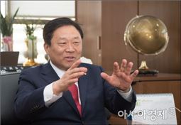 [아시아초대석]건설 외길 유주현 회장… "중견업체 해외진출 지원 시급"