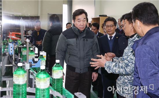 이낙연 전남도지사, 고로쇠 6차산업화 현장 살펴 