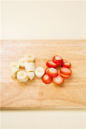 1. 딸기와 바나나는 0.5cm 두께로 동글동글하게 썬다.