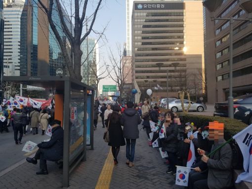 [탄핵 촛불집회]태극기 앞세운 노인들 “다리 아파도 멈출 수 없어"