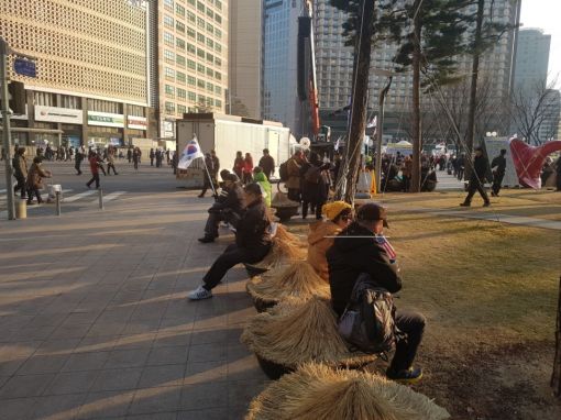 [탄핵 촛불집회]태극기 앞세운 노인들 “다리 아파도 멈출 수 없어"