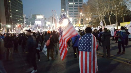 [탄핵 촛불집회]"기자 나가라!" 위협도…과격해진 태극기집회