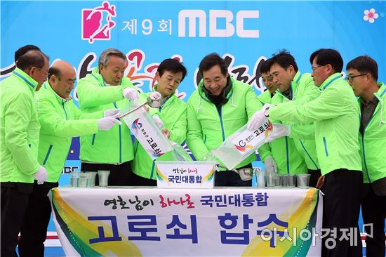 제9회 섬진강 꽃길 마라톤대회가 마라톤동호회원과 가족 등 7,000여명이 참여해 5일 광양 다압면 섬진강둔치에서 열렸다. 이낙연 전남지사, 정현복 광양시장, 윤상기 하동군수가 고로쇠를 합수하고 있다. 사진제공=전남도