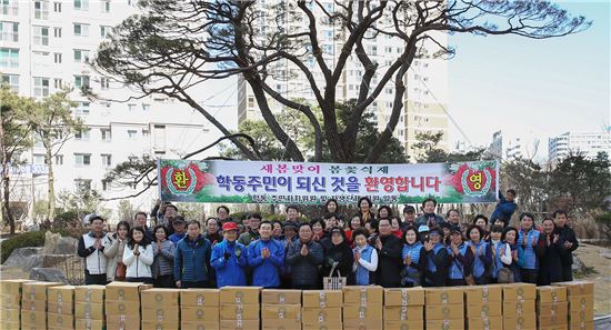 [포토]광주시 동구, 학동 무등산아이파크 봄꽃 식재