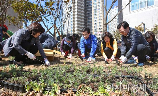 [포토]광주시 동구, 학동 무등산아이파크 봄꽃 식재