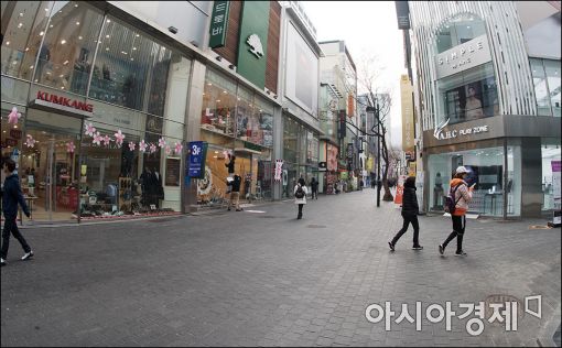 중국정부의 방한금지령 이후 한산해진 서울 명동 거리의 모습. 