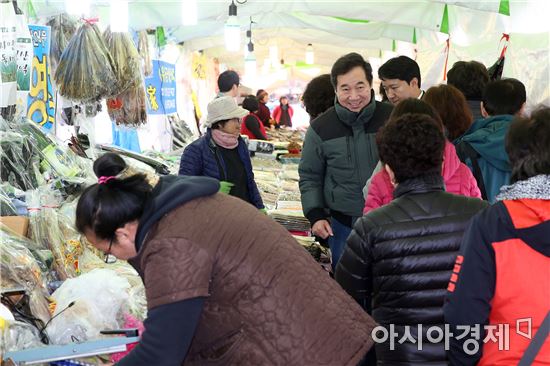 이낙연 전남지사,여수수산시장 방문 상인들 격려