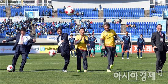 [포토]윤장현 광주시장, 광주FC 홈경기 시축