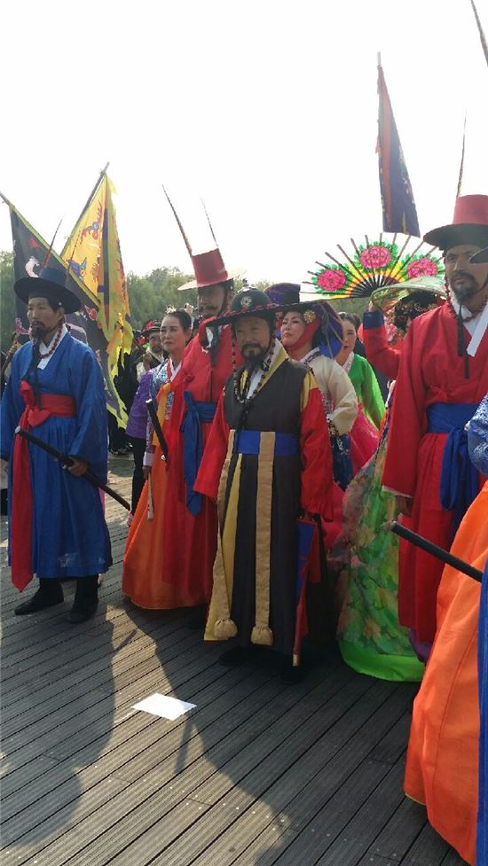 박홍섭 마포구청장(앞줄 가운데 사또복장)이 제9회 마포새우젓축제에서 사또복장을 하며 새우젓 검수를 위해 기다리고 있다.