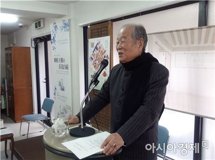 지난 2014년 3월 2일 허동화 관장이 교토 고려미술관에서 강의를 하고 있다. [사진=한국자수박물관 제공]