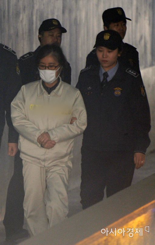 [포토]특검 최종보고 발표일 공판 출석하는 최순실