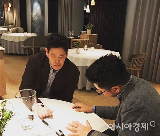 [단독]유통의 미래 찾아 유럽 간 정용진, '마트 고급화' 新 화두로   