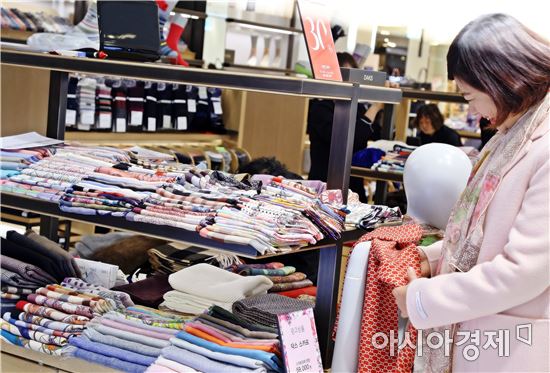 [포토]하늘하늘 스카프로 봄을  연출하세요