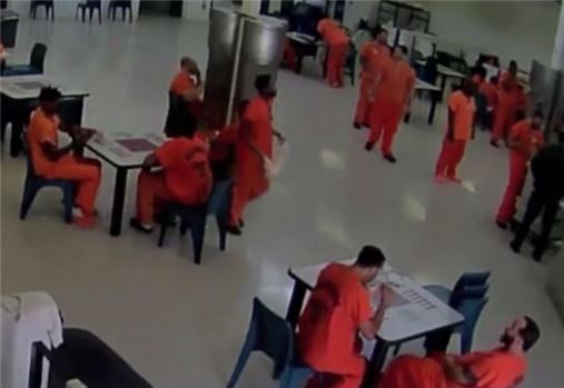 미국 교도소 수감자, 느닷없이 교도관 공격…다른 수감자들이 막아