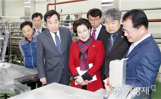 이낙연 전남지사,장흥 미역귀 웰빙식품 가공기업 방문