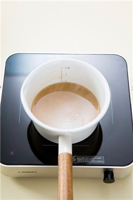 3. 냄비에 물 2컵을 넣고 국멸치를 넣고 끓여 국물이 끓으면 5분 정도 더 끓인다. 국멸치는 건져 내고 된장을 잘 풀어 넣는다.