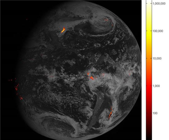▲GOES-16 위성에 탑재돼 있는 GLM이 찍은 사진. 더 밝게 빛나는 곳이 번개 에너지가 증가한 곳이다.[사진제공=NASA/NOAA]