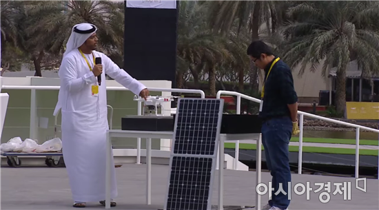 지난달 18일 UAE 두바이에서 열린 드론기술대회 결승전에서 사회자(왼쪽)가 본 연구팀의 무선충전 드론의 임무 수행 방식에 대해 대중에게 설명하는 모습