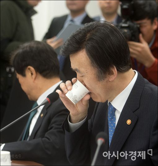 [포토]중국의 노골적 사드 보복, 속타는 윤병세 외교장관