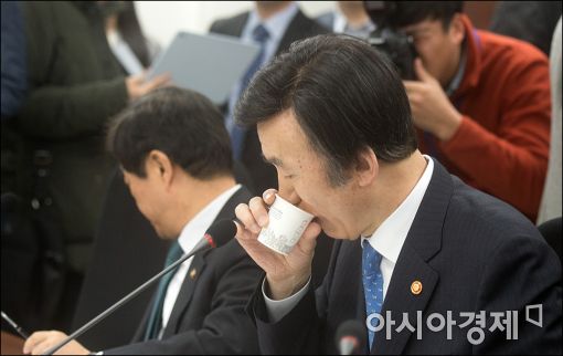 [포토]물 마시는 윤병세 장관