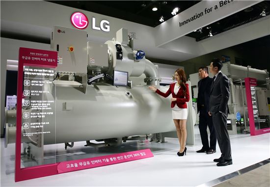 A new oil-free inverter turbo chiller equipped with a magnetic bearing compressor independently developed by LG Electronics, featuring world-class energy efficiency. Photo by LG Electronics