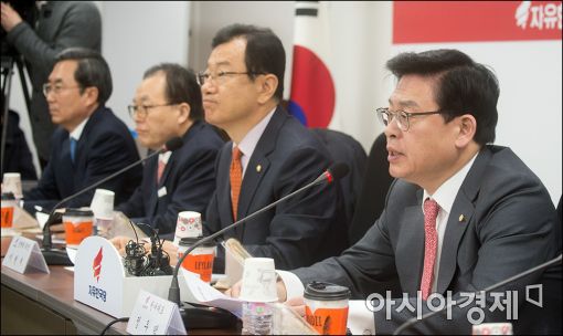 한국당, 탈당파 일괄복당·친박 징계해제 전격 결정(상보)