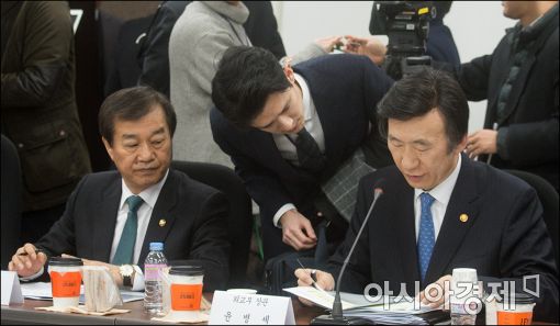 [포토]보고받는 윤병세 장관