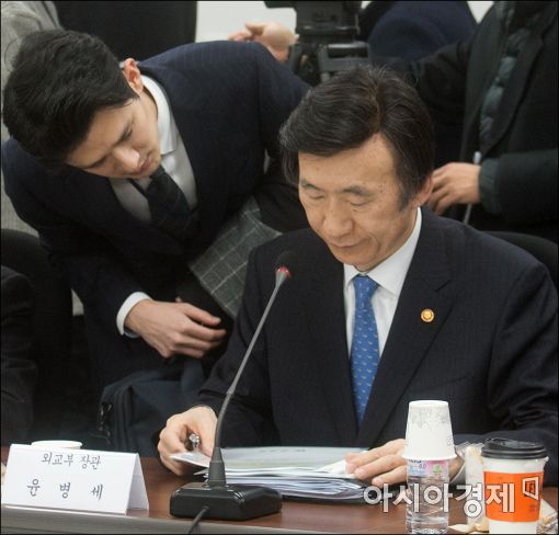 [포토]보고받는 윤병세 장관