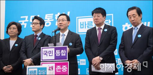 주호영 "한국당 비박의원들 탈당 용단 내려라"
