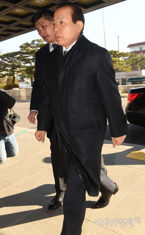 [포토]헌법재판소 들어서는 김이수 재판관 