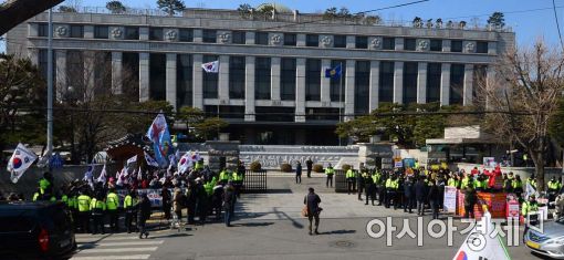 [포토]헌법재판소 앞 대립 