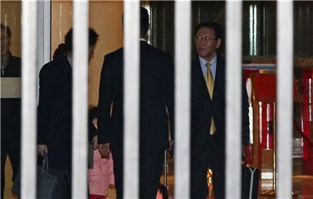 말레이시아에서 추방당한 강철 주 말레이 북한대사가 7일 중국 베이징에 도착해 이동하고 있다. (사진=EPA연합)